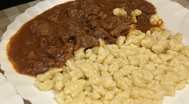 Frici Papa’da kırmızı şarap soslu dana ve nokedli