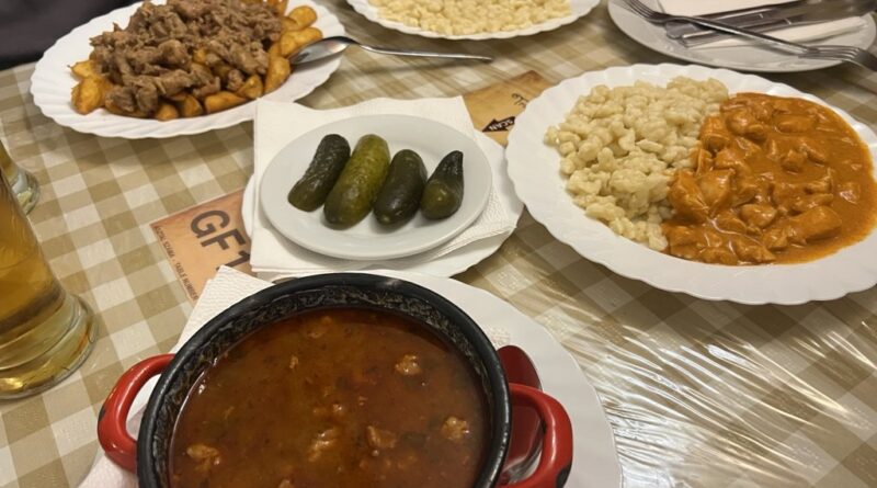 Frici Papa’da gulaş, dana, tavuk, patatesli domuz eti ve turşudan oluşan sofra