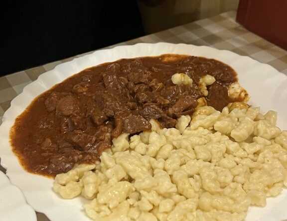 Frici Papa kırmızı şarap soslu dana ve nokedli tabağı