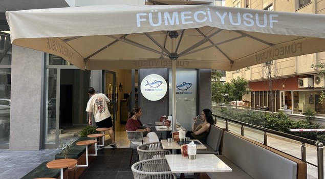Fümeci Yusuf Caddebostan şubesinin dış cephesi ve oturma alanı