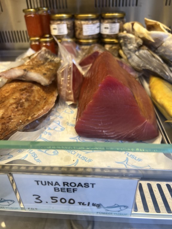 Fümeci Yusuf tezgâhındaki orkinostan hazırlanan tuna roast beef