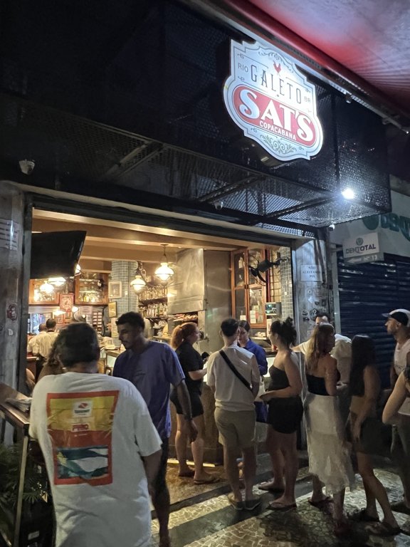 Galeto Sat’s Copacabana girişinde masa bekleyen kalabalık