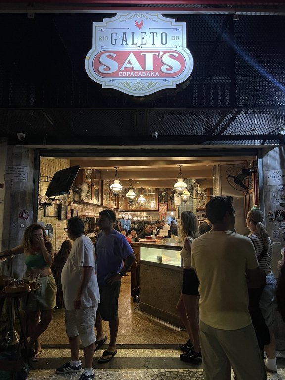 Galeto Sat’s tabelası ve gece açık olan Copacabana dükkânı