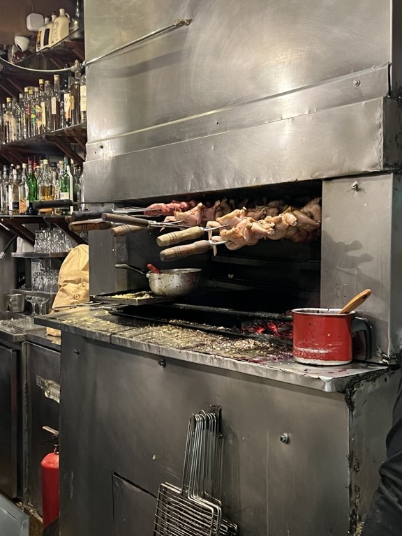 Galeto Sat’s ocağında yatay şişlerde pişen tavuklar