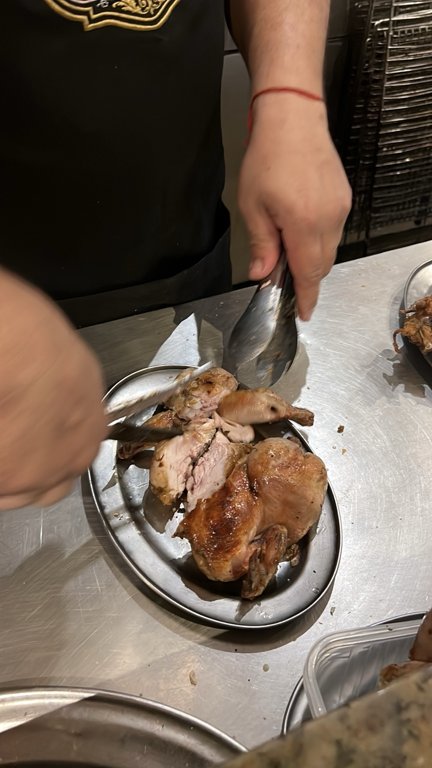 Galeto Sat’s’ta pişen tavuk servis için porsiyonlanıyor