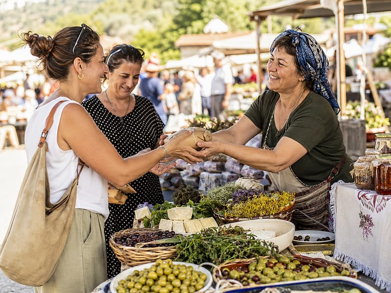 Yerel ürünlerini gastronomi festivalinde ziyaretçilere sunan kadın üretici