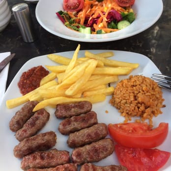 Han Köfte’de köfte, patates ve bulgur pilavı