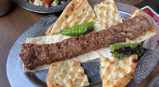 Tırnak pide ve köz biberle servis edilen Adana kebabı