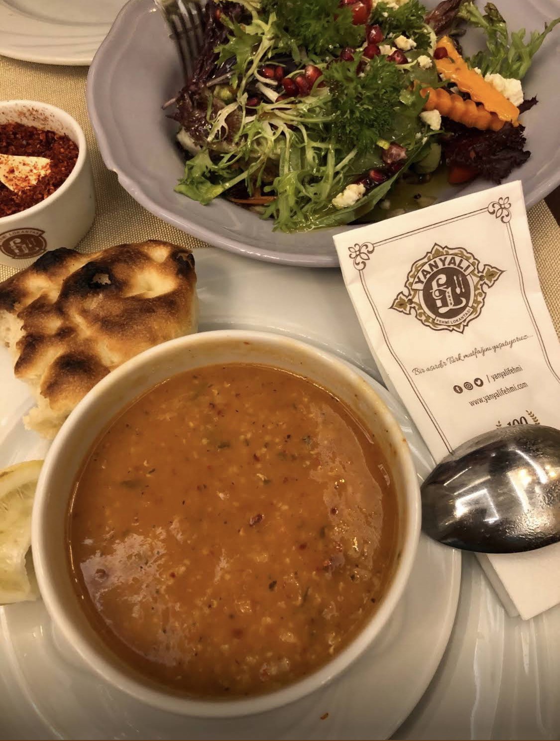 Yanyalı Fehmi Lokantası’nda çorba ve salata