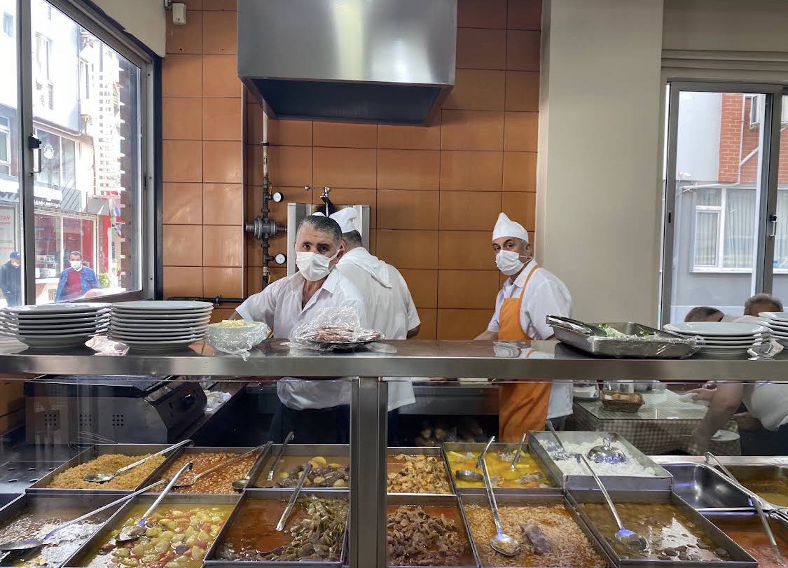 Öz Kaygısız Lokantası’nın yemek tezgâhı