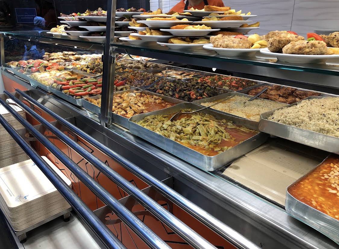 Destan Halk Lokantası’nın sıcak yemek tezgâhı