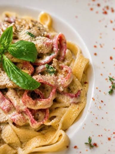 Italiano Pasta Lab’da fesleğen yapraklarıyla sunulan makarna tabağı