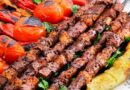 Ciğer şiş, közlenmiş domates ve biberler