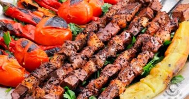Ciğer şiş, közlenmiş domates ve biberler