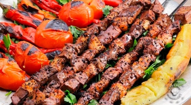 Ciğer şiş, közlenmiş domates ve biberler