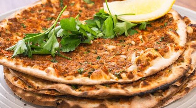 Kadıköy’ün en iyi lahmacuncuları: maydanoz ve limonla sunulan lahmacunlar