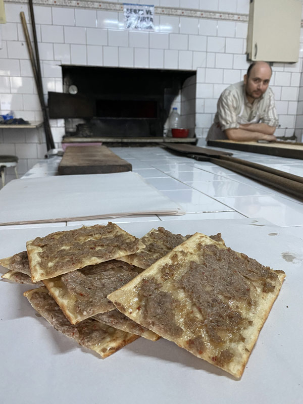 Kanaat Pide Fırını’nda hazırlanan kasap pideleri ve fırın ustası