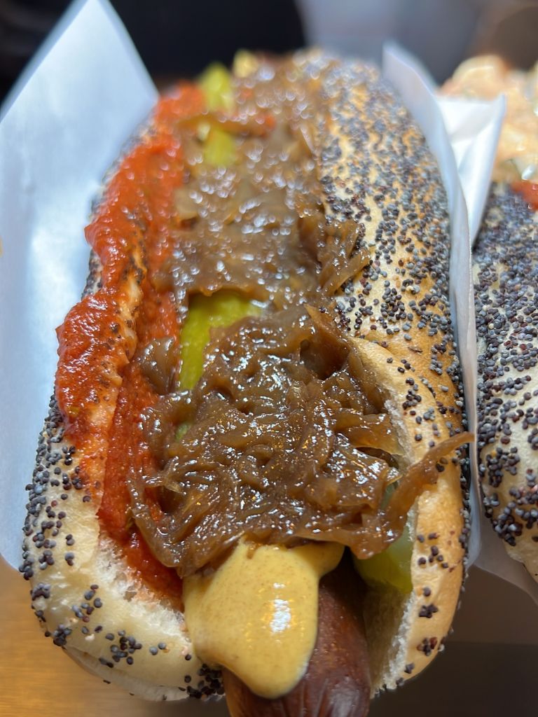 karamelize-soganli-faruk-hot-dog-sosisli-sandvic