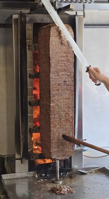 Beşiktaş Kartal Közde Döner’de kömür ateşinin önünde pişen döner