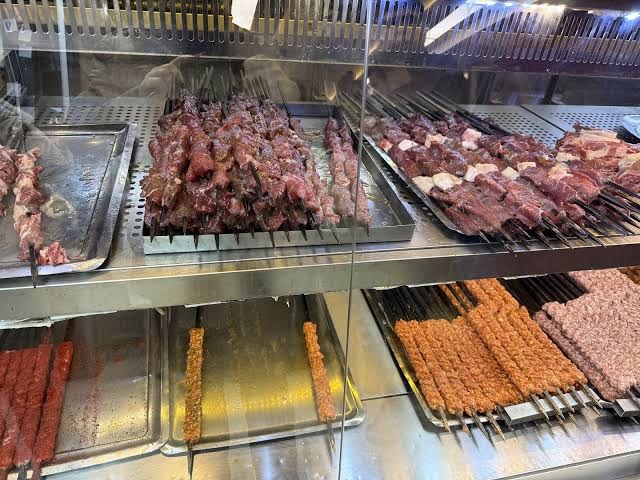 Kasap Halil Usta’nın et dolabında hazırlanmış kebap şişleri