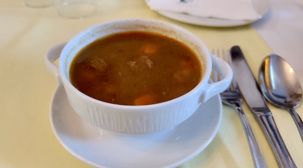Kéhli Vendéglő’de beyaz kulplu kâsede gulaş çorbası
