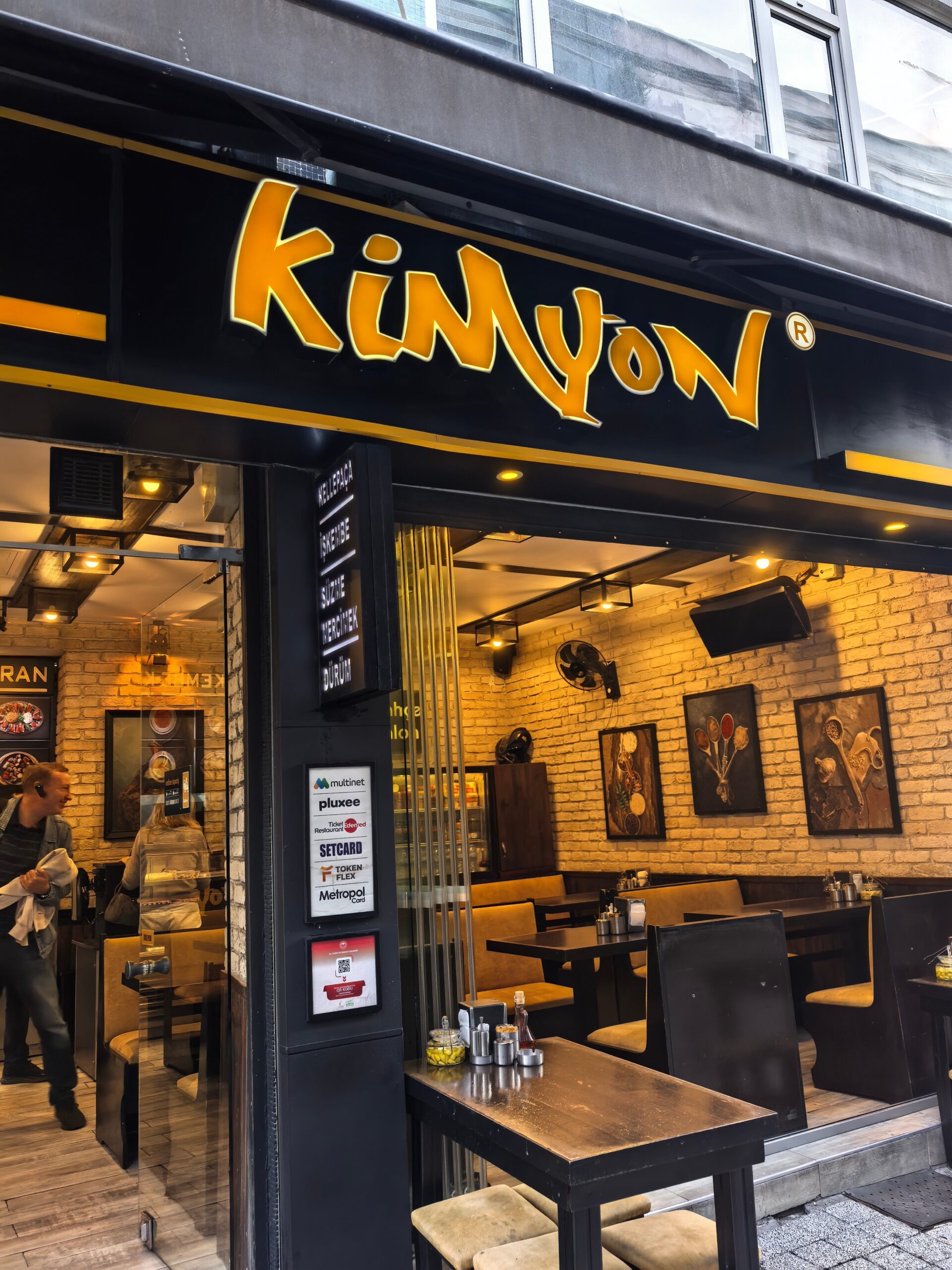 Kimyon’un tabelası ve restoranın giriş bölümü