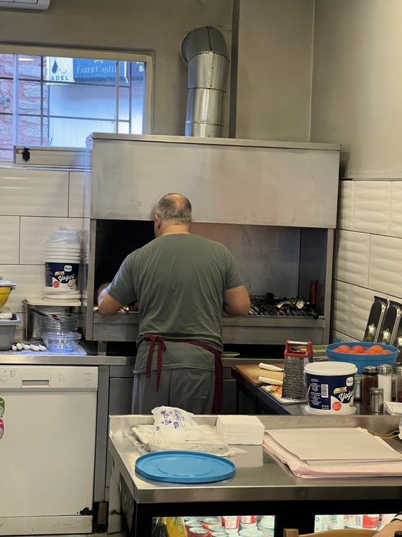 Köfteci Arnavut’ta kömür ızgarasının başında çalışan usta