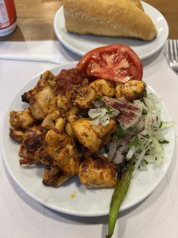 Köfteci Arnavut’ta tavuk şiş porsiyonu ve yanında ekmek