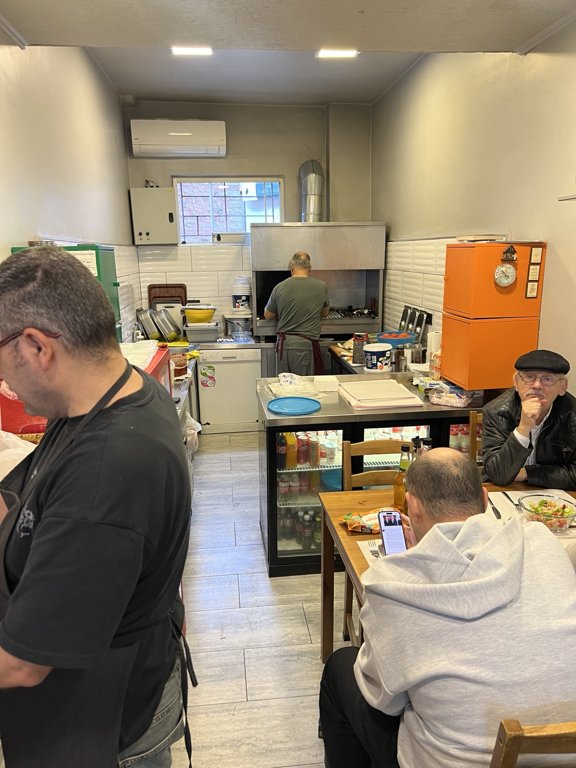 Köfteci Arnavut’un masaları ve arka bölümdeki ızgarası