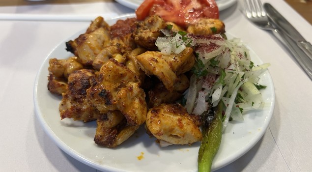 Köfteci Arnavut Üsküdar’da tavuk şiş, soğan piyazı ve közlenmiş sebzeler