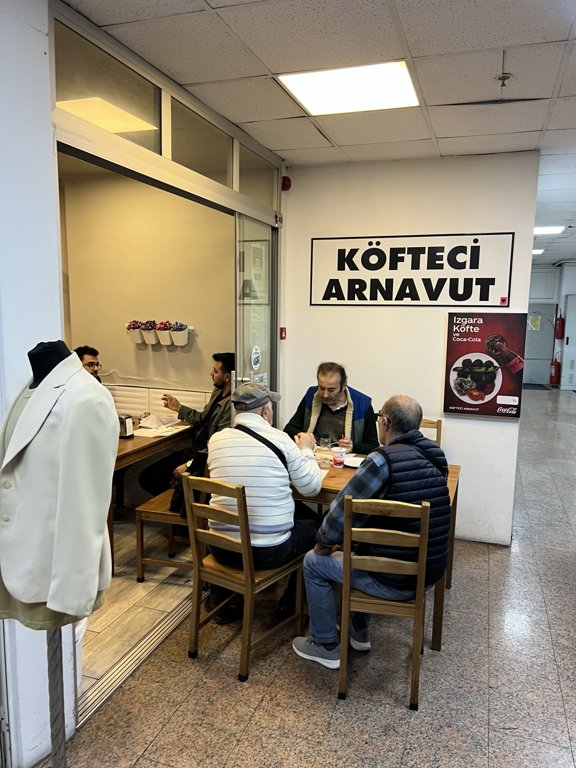 Köfteci Arnavut’ta pasaj koridoruna açılan küçük oturma alanı