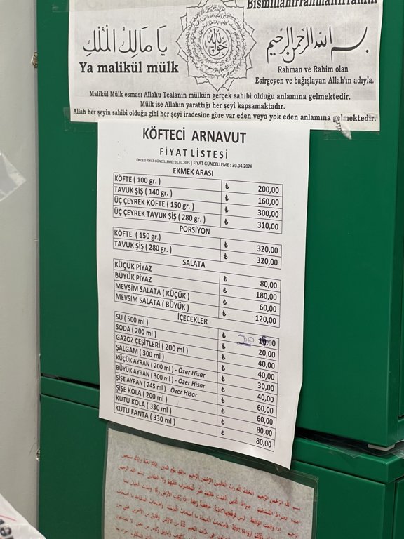Köfteci Arnavut’un ziyaret sırasında fotoğraflanan fiyat listesi