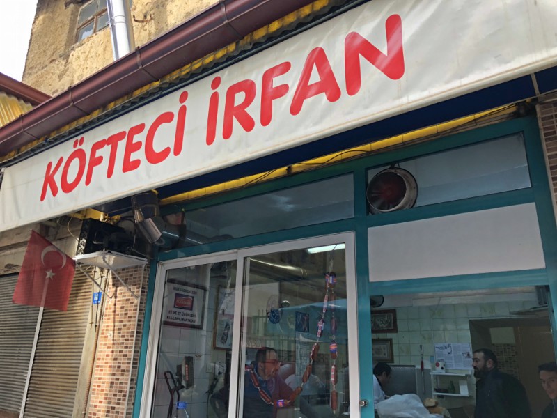 Afyonkarahisar Köfteci İrfan dükkânının tabelası ve girişi