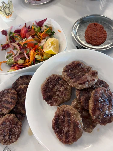 Köfteci Yusuf’ta ızgara köfte ve salata