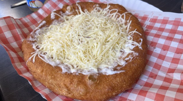 Krumplis Lángos’ta ekşi kremalı ve rendelenmiş peynirli klasik lángos