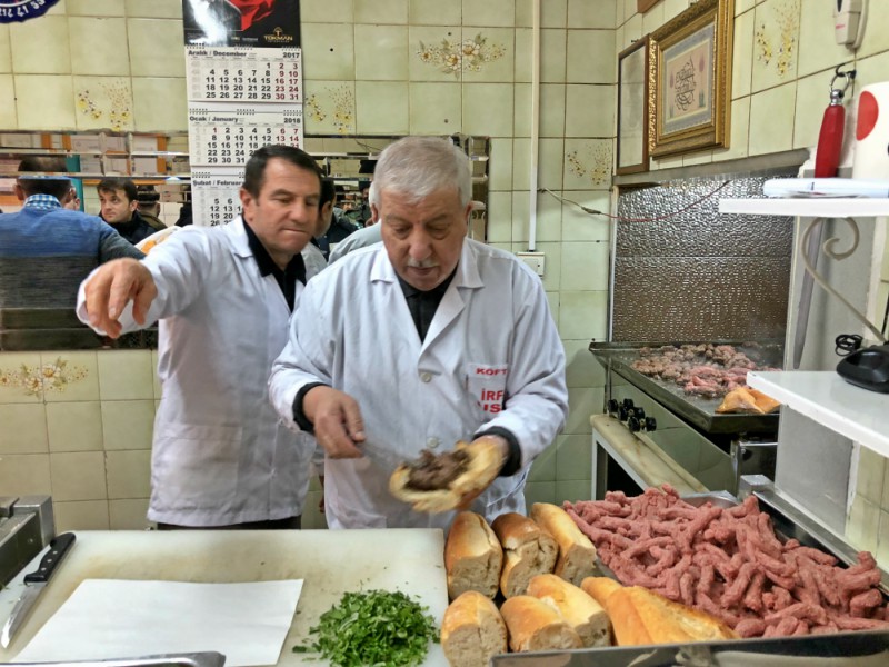 Afyon Köfteci İrfan’da ustalar köfte ekmek hazırlarken