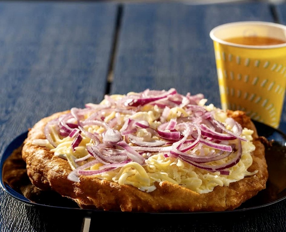 Lángos Land’de ekşi krema, rendelenmiş peynir ve kırmızı soğanla hazırlanan lángos
