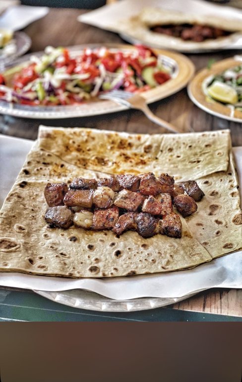 Löküs Ciğer’de lavaş üzerinde ciğer şiş ve yanında salata