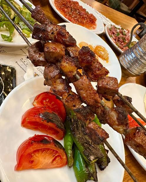 Mersinli Ciğerci Ahmet Usta’da ciğer şiş, közlenmiş domates ve biber