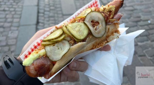 Kopenhag’da En İyi Sosisli Sandviç Nerede Yenir? Mia’s Foderbraet, Nyhavn, Kopenhag, Danimarka