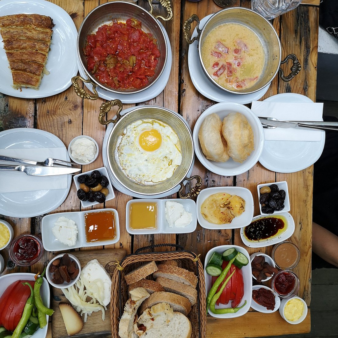 Naga Putrika Moda kahvaltı sofrası