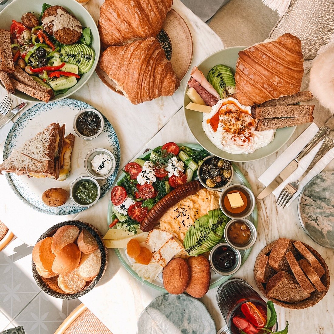 Nou Cafe Caddebostan kruvasanlı, yumurtalı ve avokadolu kahvaltı tabakları