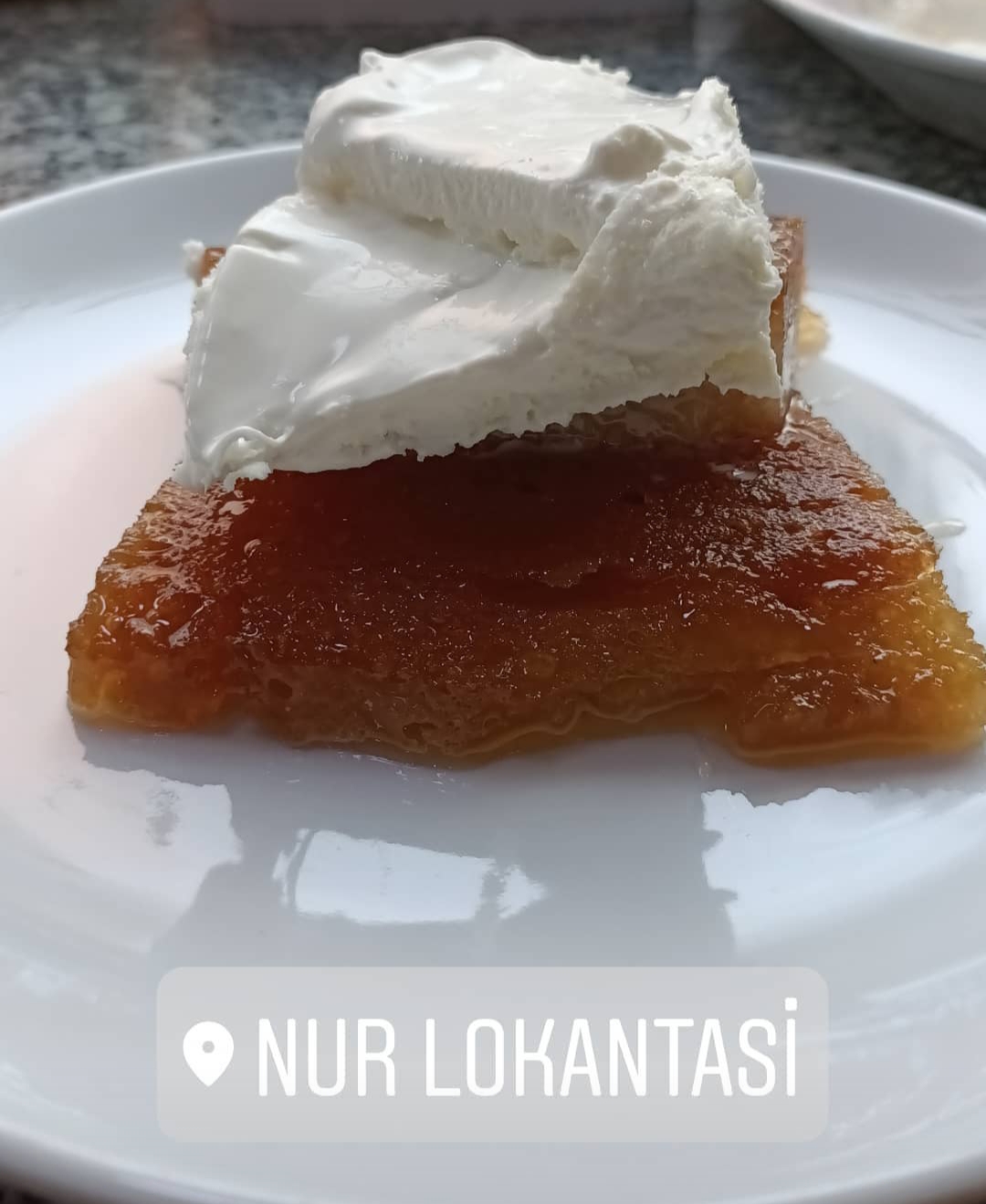 Nur Lokantası’nda üzerine kaymak konmuş ekmek kadayıfı
