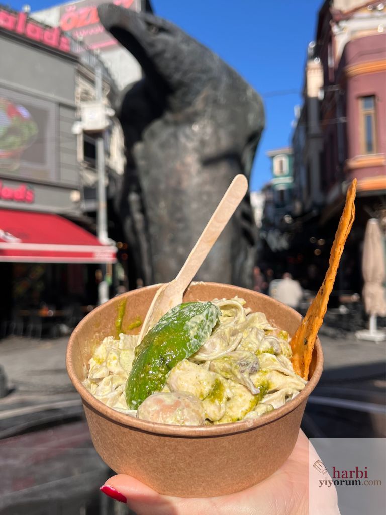 kartal heykeli makarna