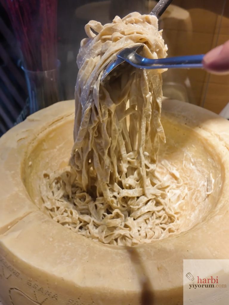 parmesan tekerinde makarna