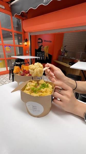 Pasta La Vista’da masada servis edilen makarna kutuları