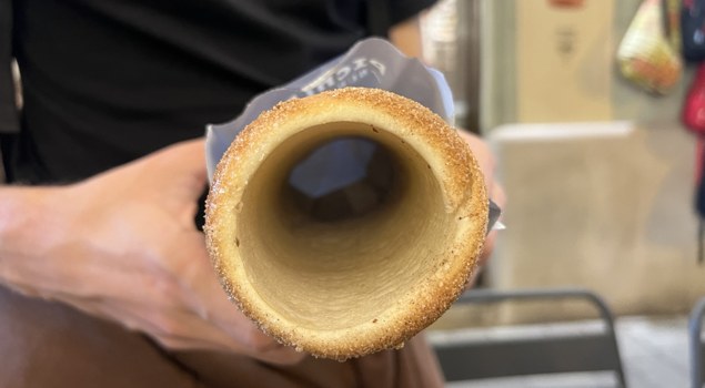 Pichler’da tarçınlı chimney cake’in içi boş silindir biçimi