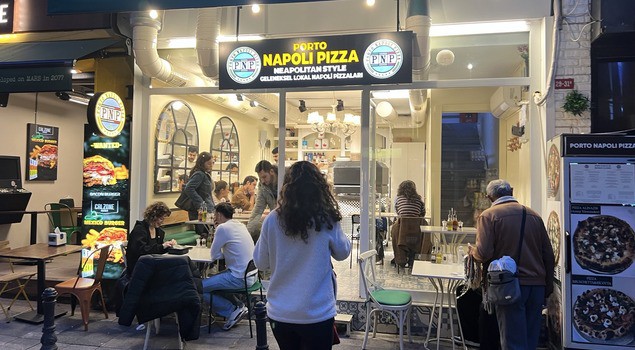 Porto Napoli Pizza Yeldeğirmeni dükkânının tabelası ve kalabalık ön masaları
