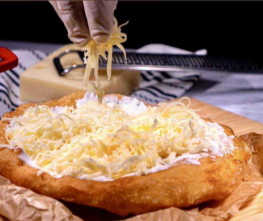 Retro Lángos’ta ekşi kremalı lángosun üzerine rendelenmiş peynir eklenmesi