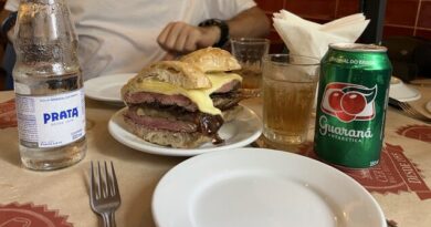 Cervantes’te bonfile, peynir, ananas ve karamelize soğanlı sandviç ile Guaraná